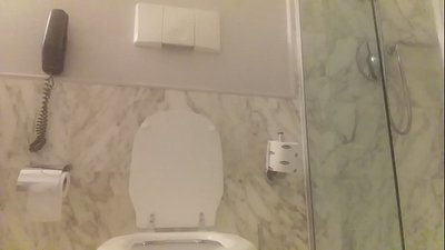 в ванной с рыжей головой