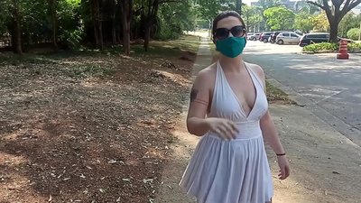Публичная нагота: девушка из россии пытается снять одежду на улицах Рио-де-Жанейро. Ее чуть не арестовали.