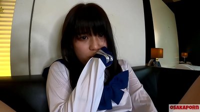18-летняя японка с маленькими сиськами сквиртует и получает оргазм с трахом пальцами и секс-игрушкой. Азиатка в школьном костюме косплей делает минет в любительском видео. Мао 7 ОСАКАПОРН